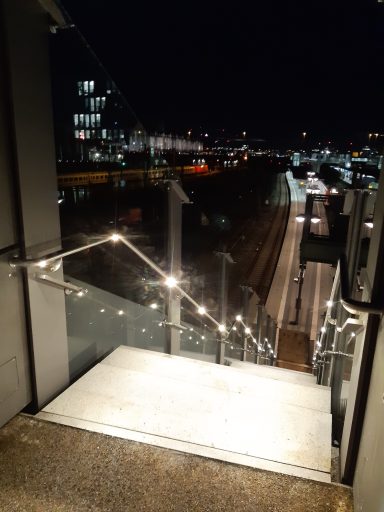 Edelstahl Handläufe mit Beleuchtung - Arnulfbogenbrücke